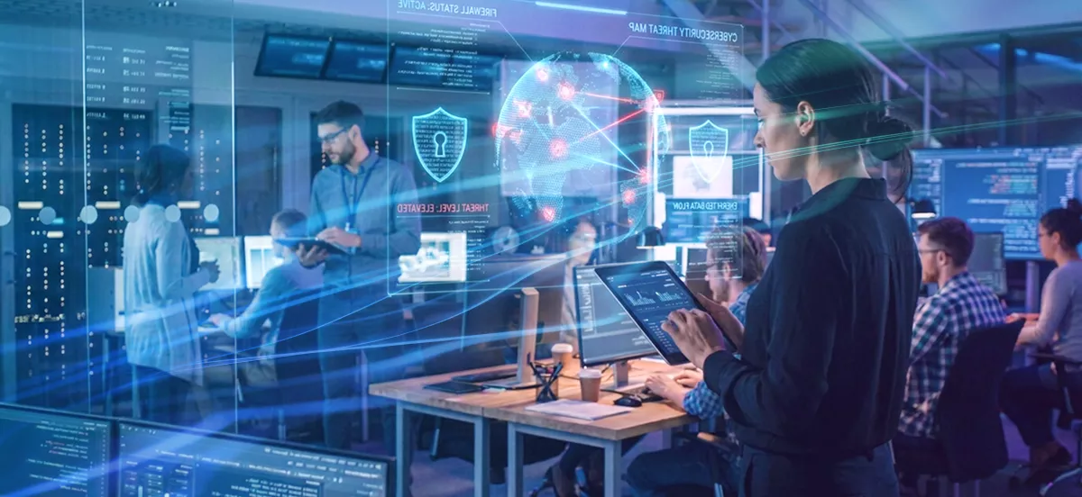 Especialista monitoreando vulnerabilidades de ciberseguridad con Hacknoid