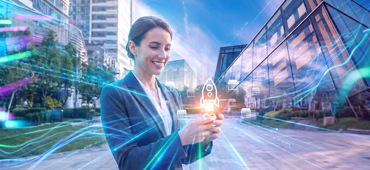 Mujer comprando desde un ecosistema digital en su teléfono móvil
