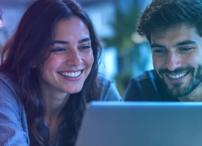 Equipo colaborando alrededor de una mesa de trabajo