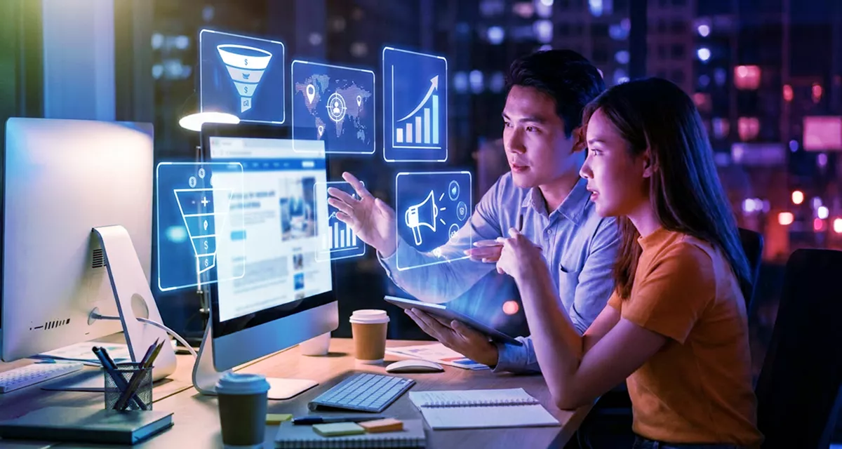 Equipo construyendo una estrategia de marketing digital orientada a resultados