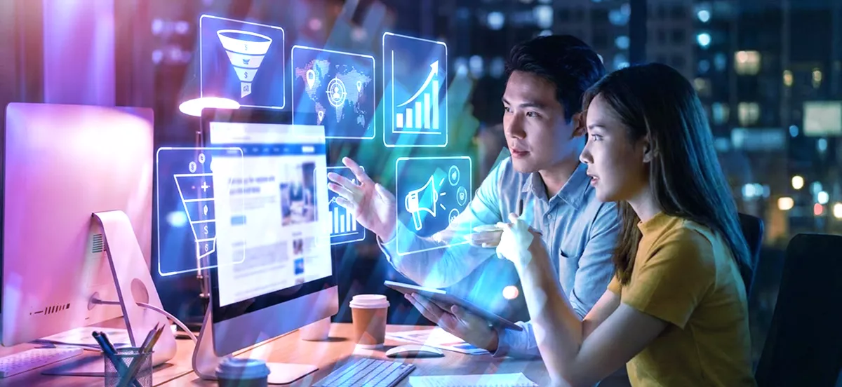 Equipo construyendo una estrategia de marketing digital orientada a resultados