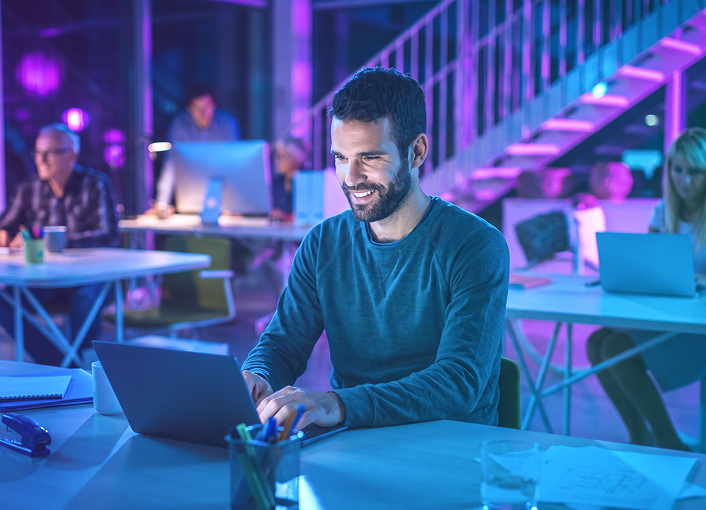 Equipo construyendo una estrategia de marketing digital orientada a resultados