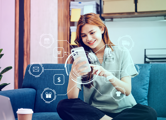 Mujer comprando desde un ecosistema digital en su teléfono móvil