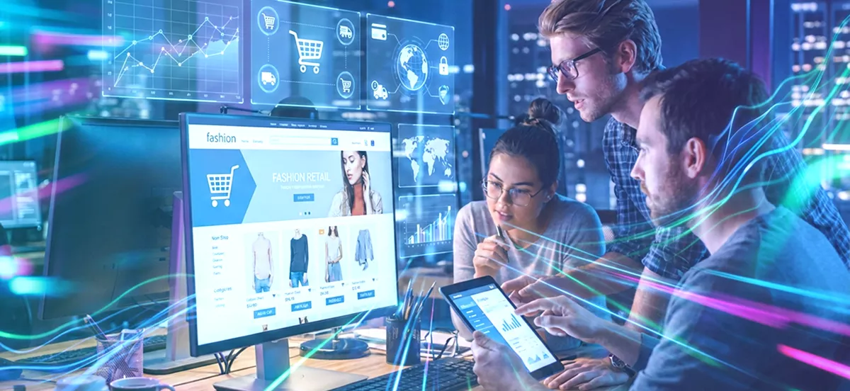 Equipo diseñando una plataforma tecnológica de comercio electrónico
