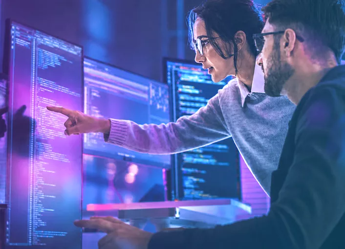 Especialista monitoreando vulnerabilidades de ciberseguridad con Hacknoid