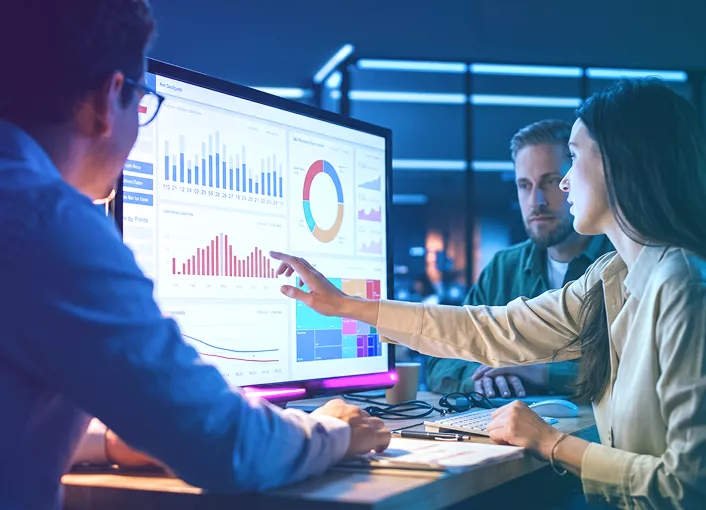 Equipo analizando indicadores de observabilidad de negocio en tiempo real