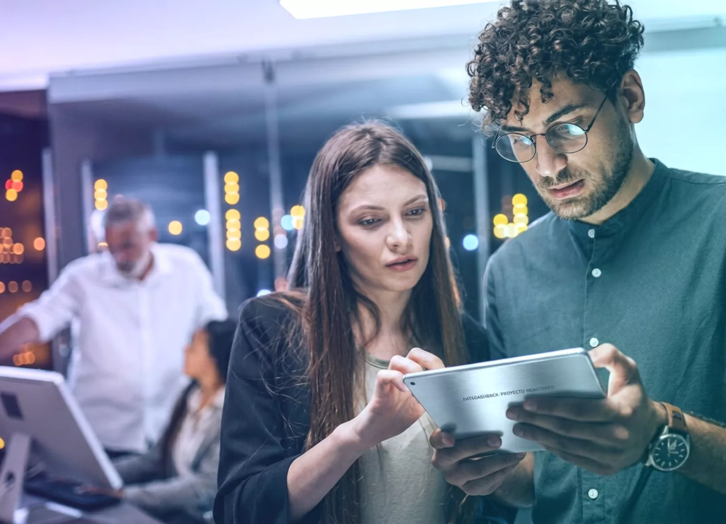 Profesional trabajando frente a monitores con métricas