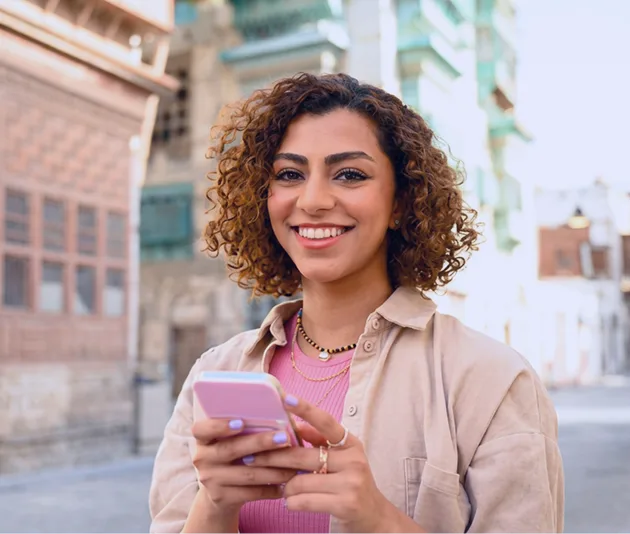 Colaboradora de claro usando el app