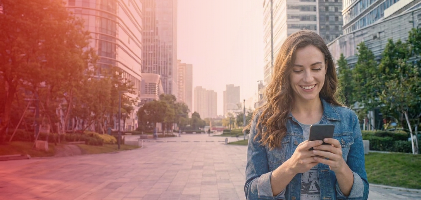 Usuaria de Claro consultando servicios desde su teléfono