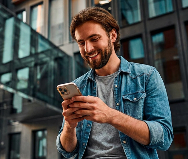 Usuario de la SuperApp de Claro desde su teléfono
