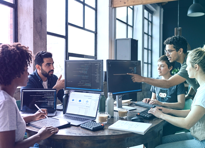 Equipo de desarrollo construyendo una plataforma de aprendizaje digital