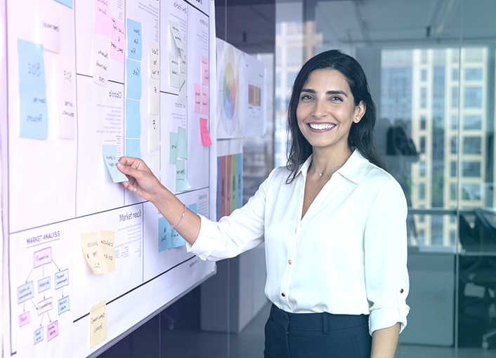 Equipo trabajando en la evolución del ecosistema digital MoradIA